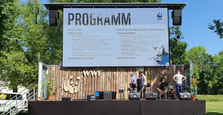 StageMover mit Bühne im Holzdekor und LED-Wand bei den Feierlichkeiten zu WWF 50 Jahre Auenreservat Marchegg